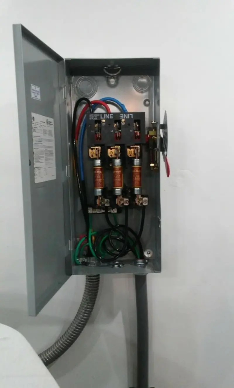Three-phase disconnect switch installed for Smoke Detector Installation in East China